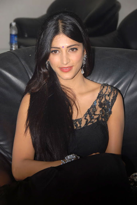 shruthi han at oh my friend audio launch, shruthi han new unseen pics